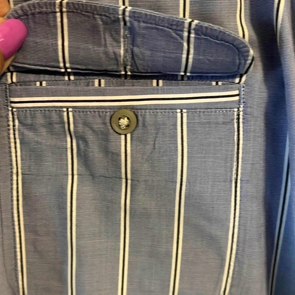 BANANA REPUBLIC Men’s Medium Button up long sleeve blue striped shirt.